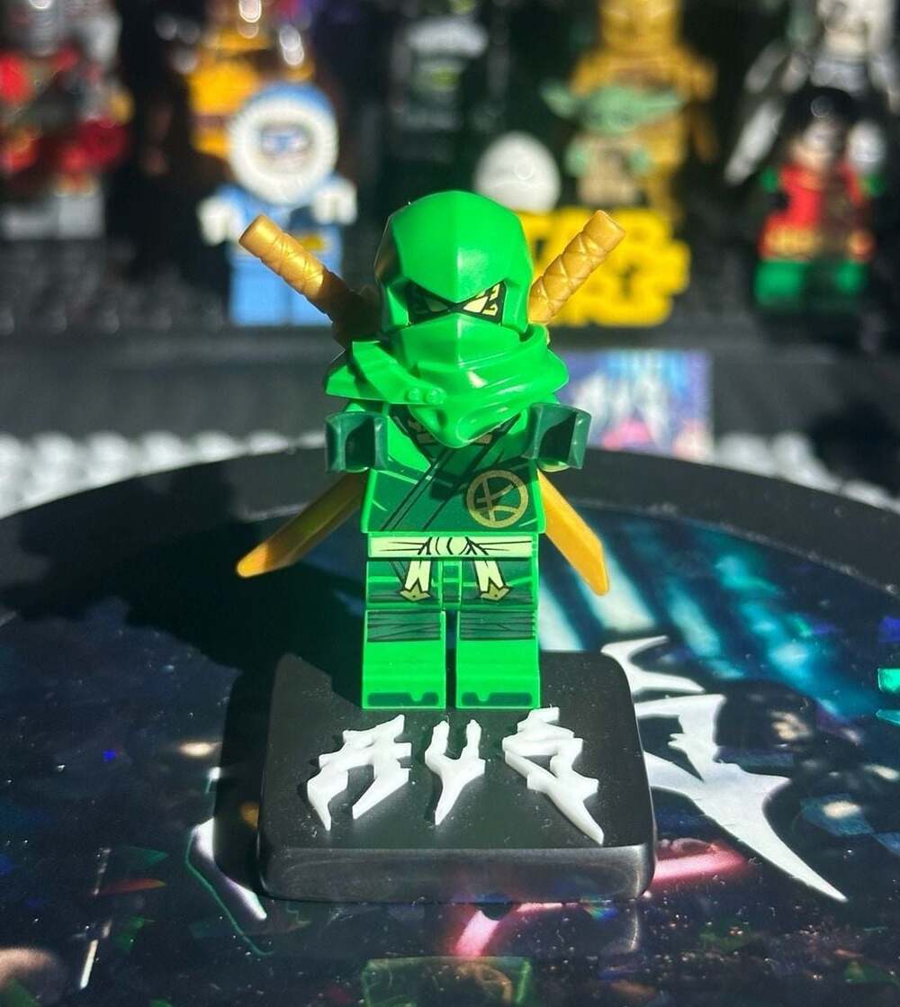 LEGO Lloyd Minifigure - Ninjago Dragons Rising with Hood, Scarf, and Dual Swords